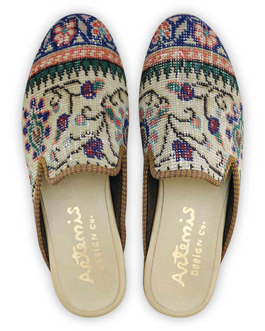 The Artemis Men's Slippers feature a harmonious color combination of blue, peach, white, green, and violet. These slippers offer a balanced blend of cool and warm tones, creating a stylish and versatile look. ( Front View)