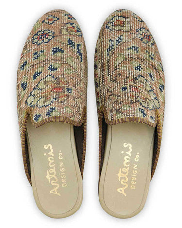 Artemis Men's Slippers in the color combination of khaki, peach, blue, and moss green offer a harmonious and nature-inspired aesthetic. These slippers exude a sense of tranquility with their earthy tones and calming hues. The khaki base sets a neutral backdrop, while the subtle peach and blue accents add a touch of warmth and elegance. The moss green highlights provide a refreshing and natural element. (Front View)